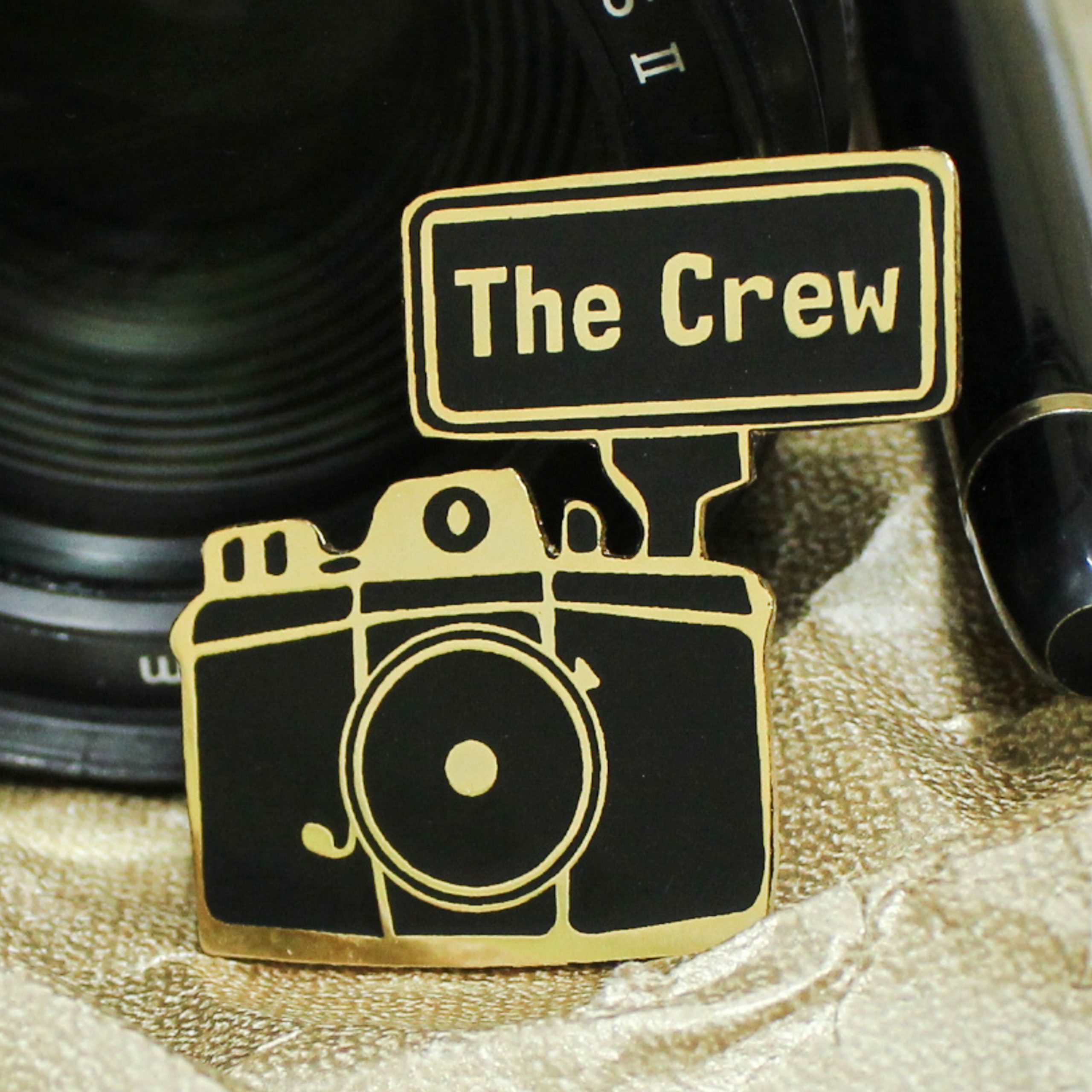 THE CREW BLACK CAMERA LAPEL PIN
